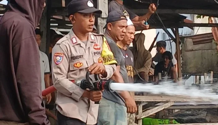 Gercep Datangi TKP Kebakaran , Anggota Polsek Bersama Warga Padamkan Api 